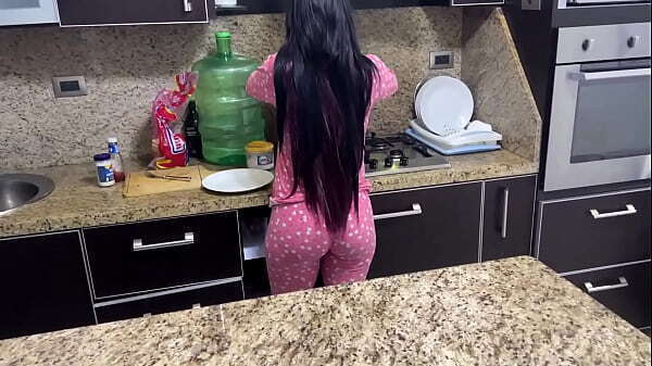 Deliciosa Hijastra Cocinando Pijama Padrastro Puede Resistir Gran Culo Provocativo