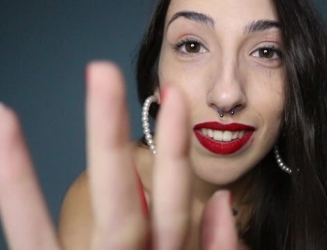 ragazza coccola ASMR