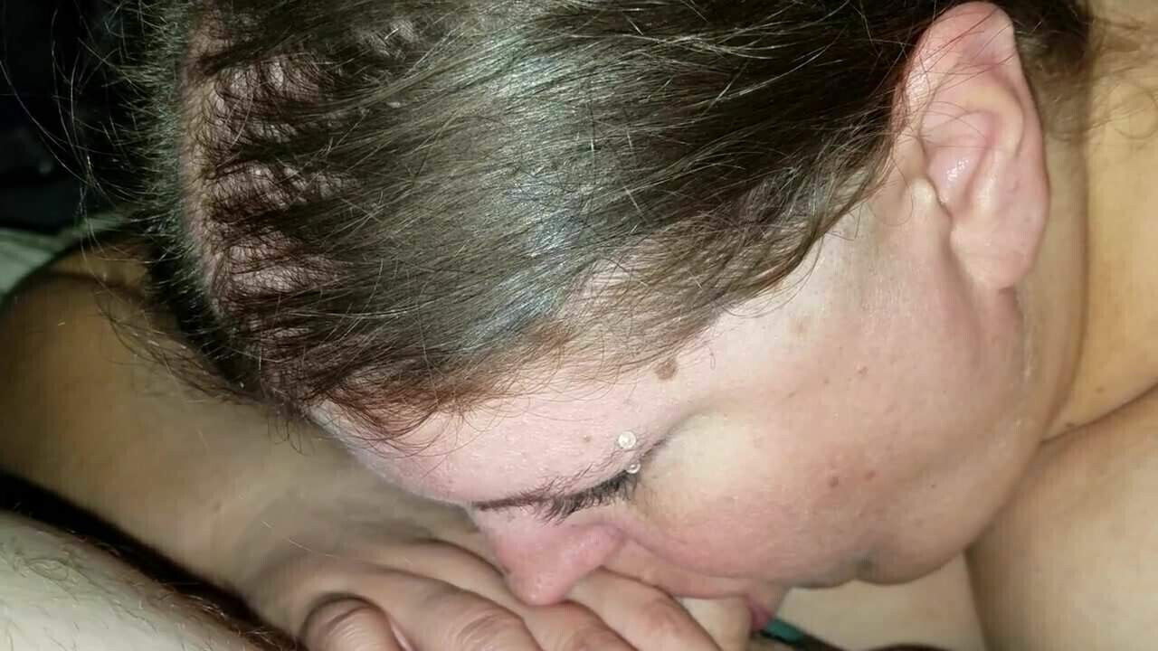 Sexy curvy carla a little head before bed