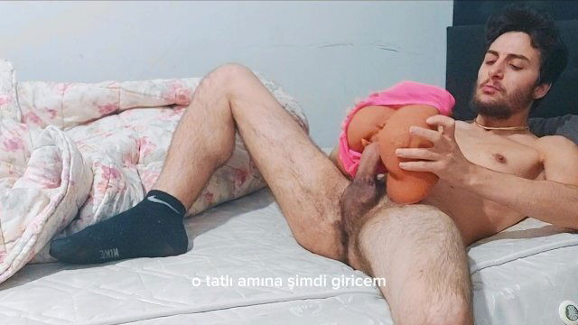 arkadaşının amını yalayarak uyandırıyor