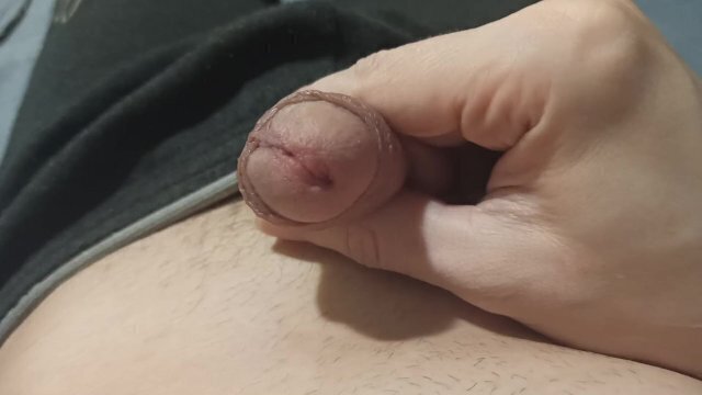 Парень играет своей головкой члена, туда-сюда