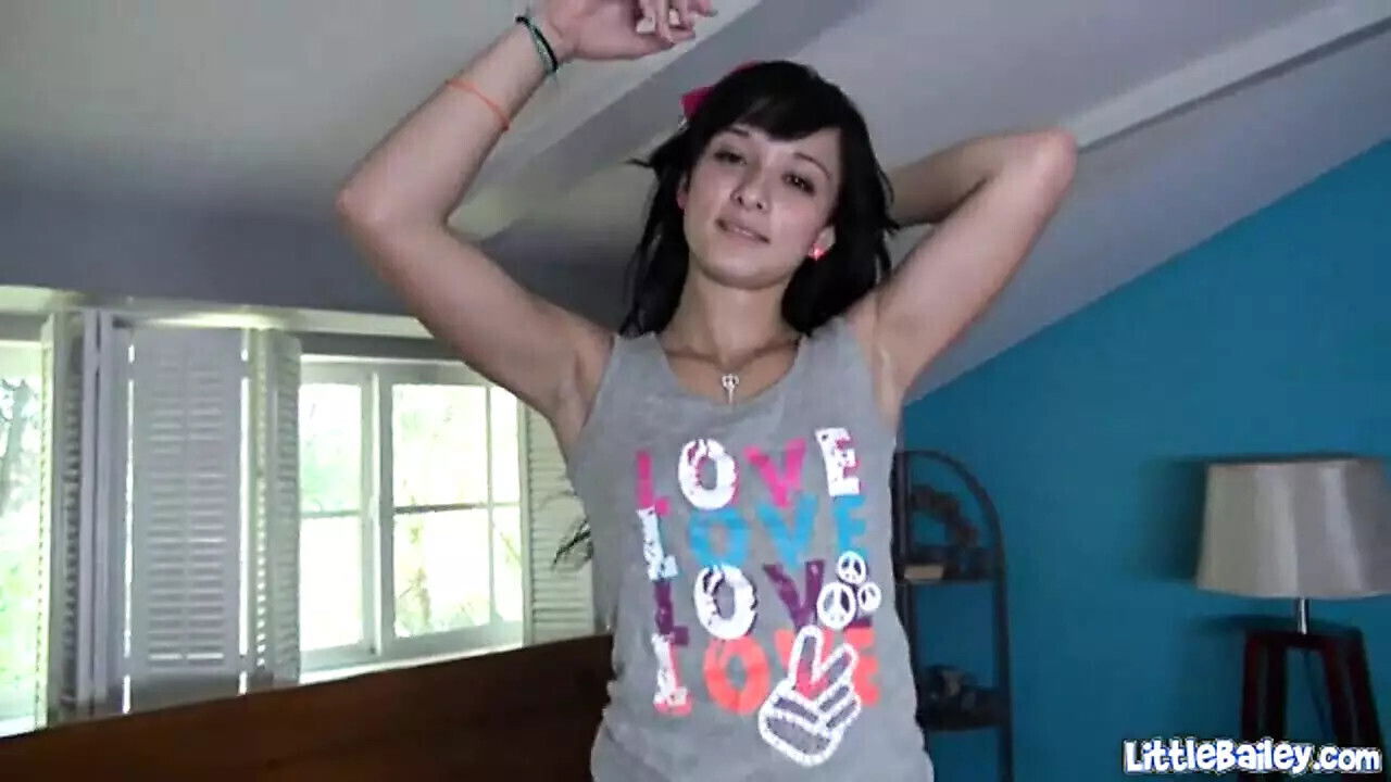 Sexy teen masturbates solo