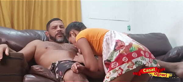 Jovem vagabunda, toda safada, espera m&atilde_e sair para brincar padrasto sof&aacute_ sala