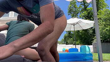 Clavo a mi esposa de perrito en el patio para bajarle la calentura sin importar que los vecinos miren por sus ventanas - Fucking the wife doggy in the backyard to calm her hornyness without caring if the neighbors are looking through their windows