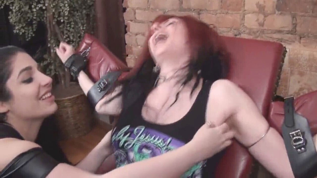 Sensual feet tickling with Mish will make squirm