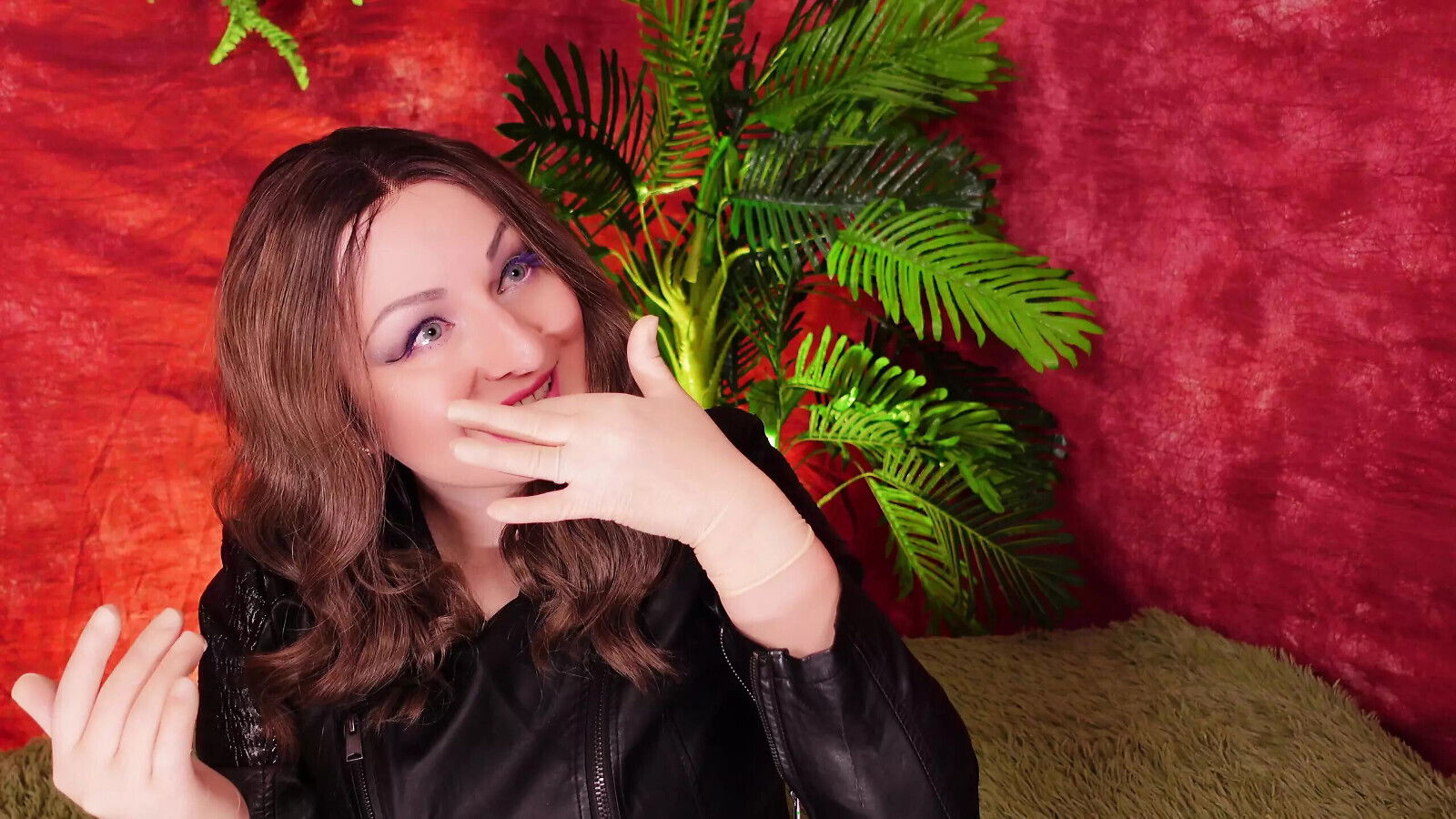 relaxing video with good sounds: latex gloves fetish, close