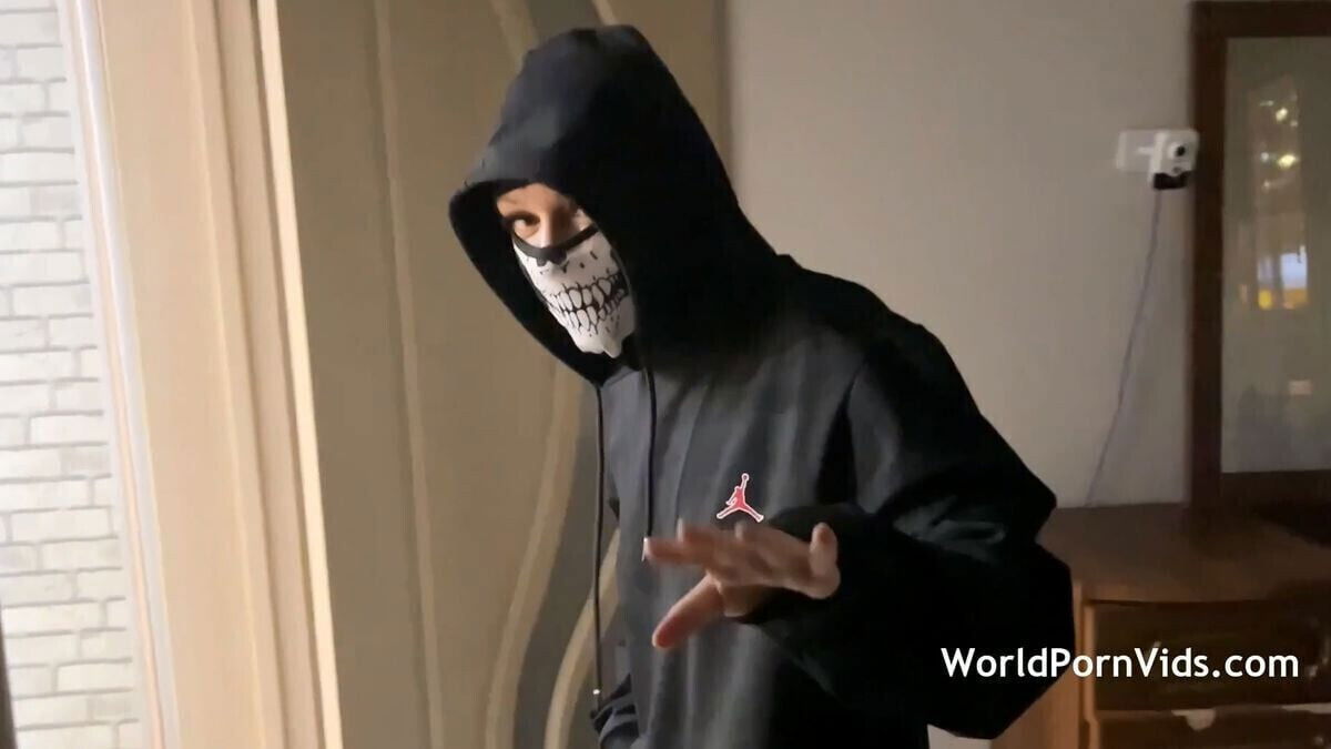 Overnight adventure with seductive thief