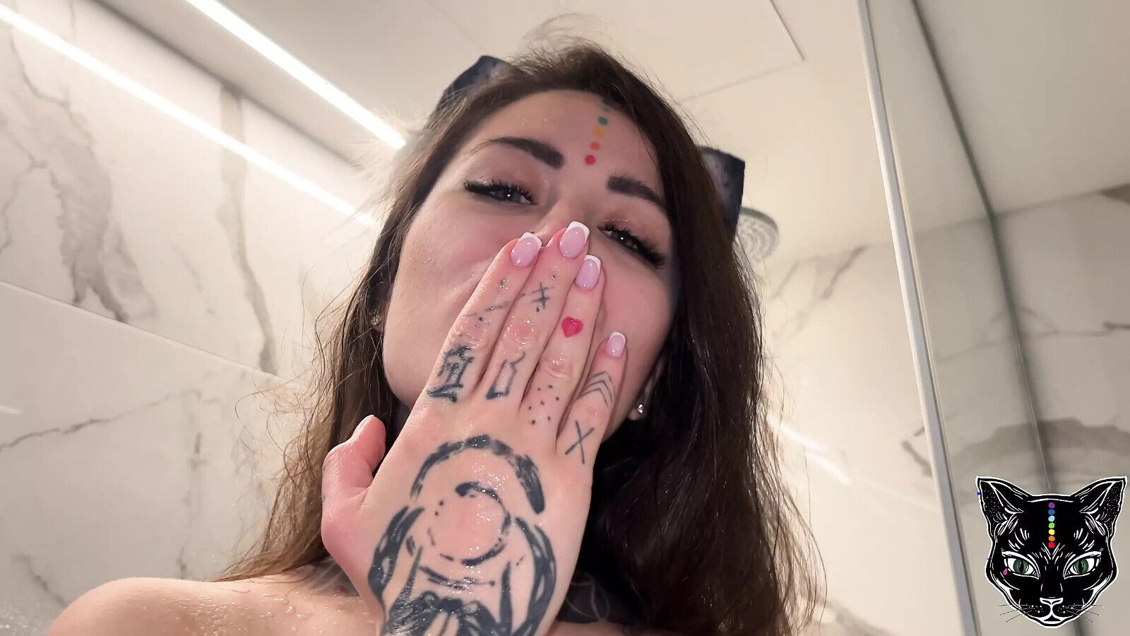 Mari Galore have shower with friend