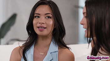 Scarlett Alexis wants make bestfriend Katrina Colt being lesbian after breaking with boyfriend