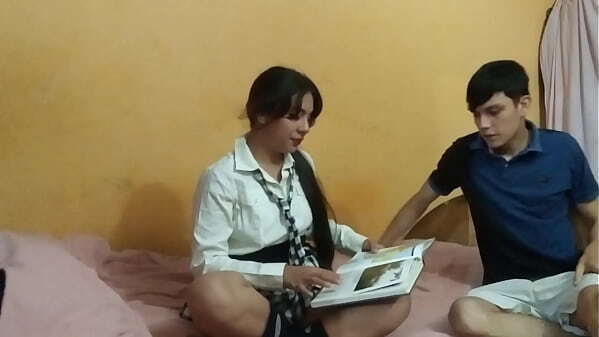 COLEGIALA CALIENTE LLAMA COMPA&Ntilde_ERO CLASE PARA TENER SEXO MIENTRAS NADIE, ELLA TIENE VAGINA CALIENTE TIENE GANAS SENTIR GRAN VERGA DENTRO VAGINA PORNO