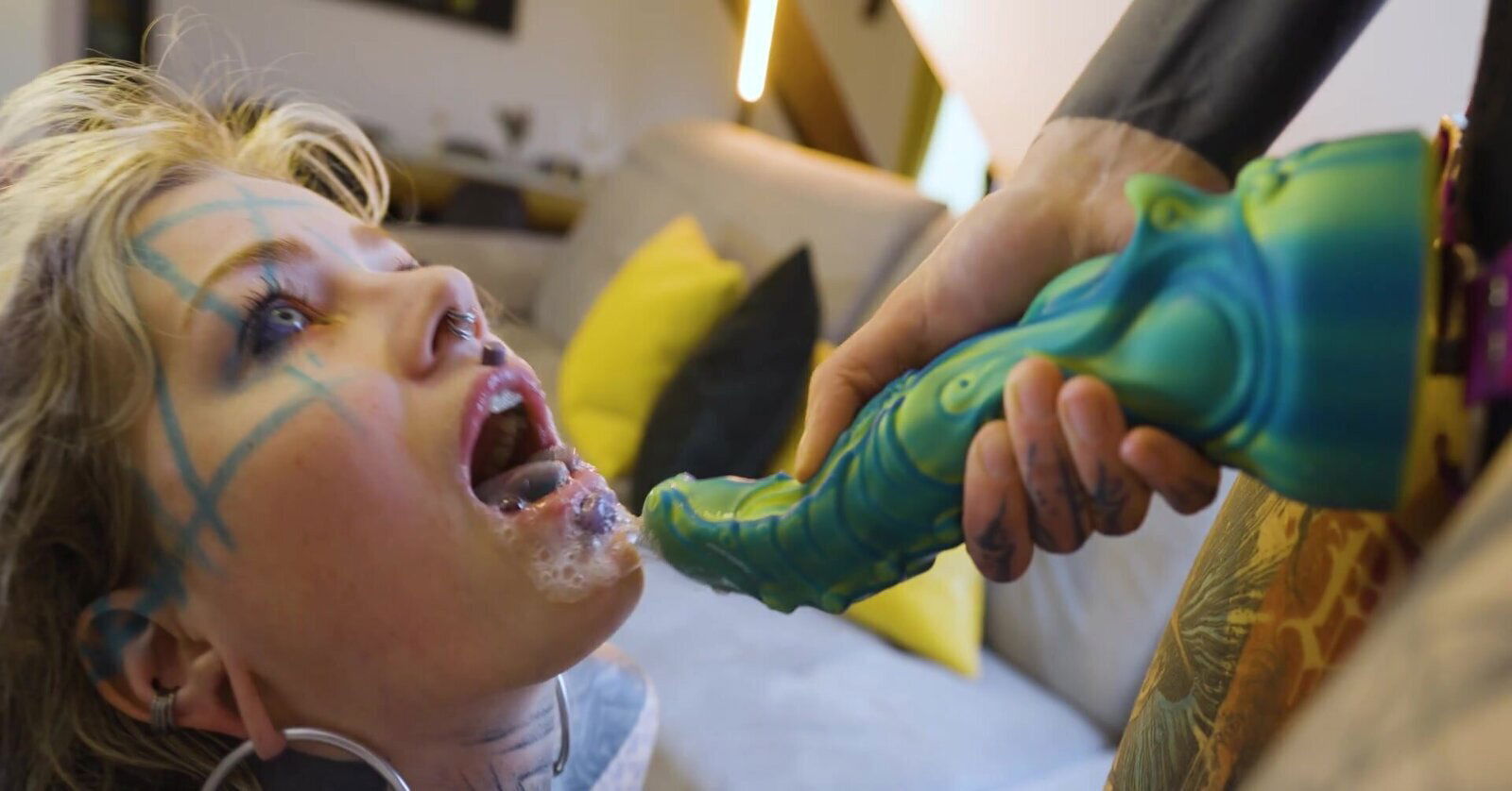 Tattooed amateurs Anuskatzz Vomica have with toys