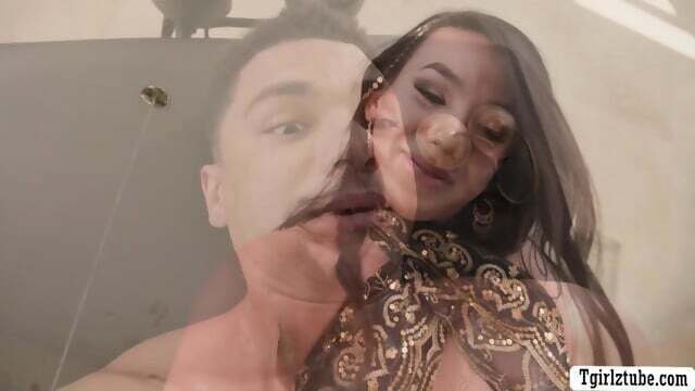 Shemale Kasey gives blowjob Andre Stone after massage