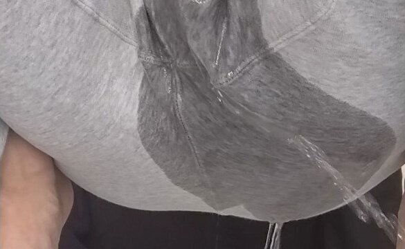 男性がスウェット姿のままで電マを当てていたら、気持ち良くなってお漏らししちゃった・・・