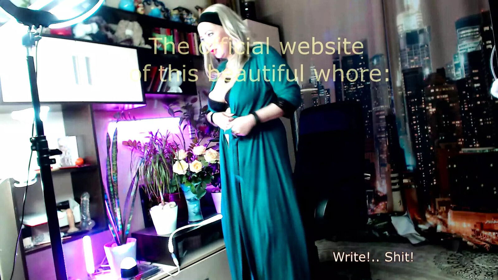 Super webcam whore Aimee MILF professionally handles both holes delight people))