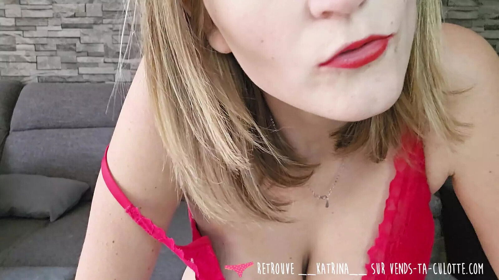 Vends-ta-culotte Bossy dominatrix giving orders humiliate