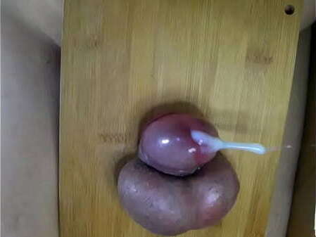 睾丸を潰されて射精する