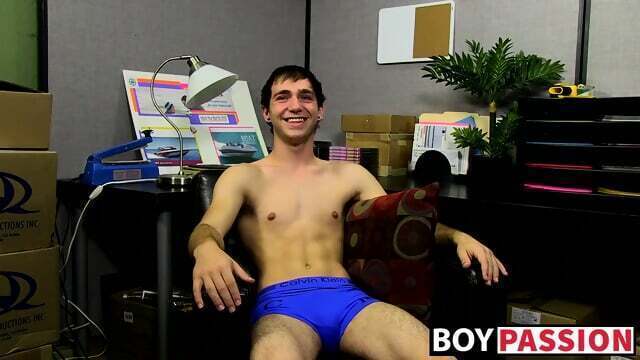 Amateur Homo Kevin Grover Shows Assets Before Wank