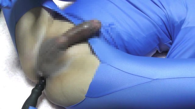 アナルに細長いプラグさしたままチンコ丸出し全身タイツでローションオナニー