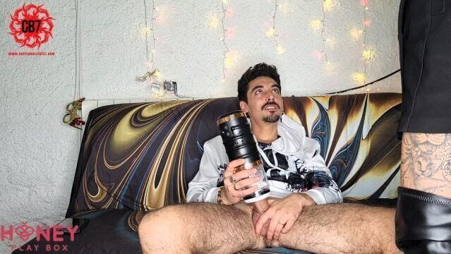 Marito beccato masturbarsi dalla moglie