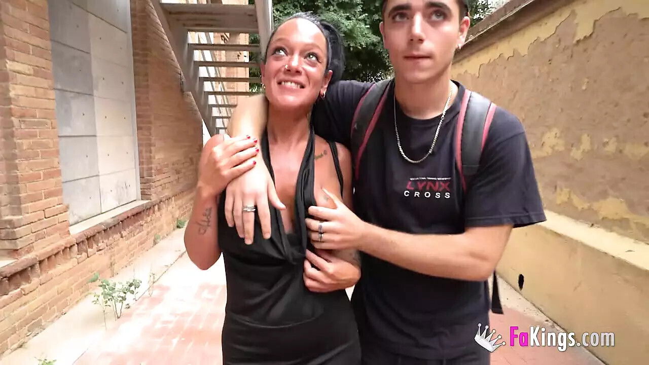 SHOCKING: Cougar teacher bangs 19yo student FAKings