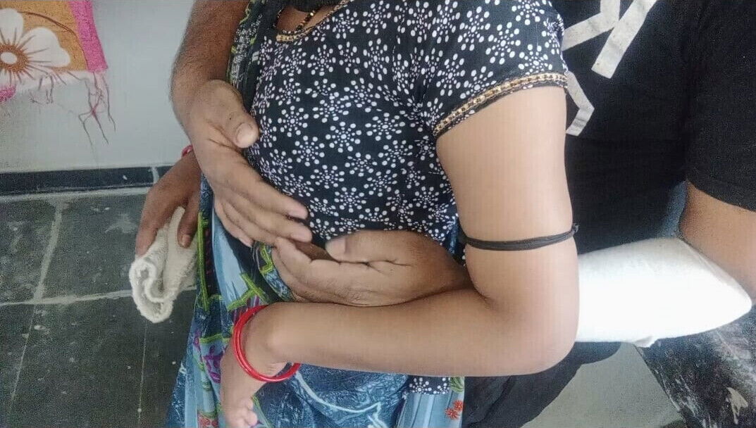 Padosi akele dekh karne laga