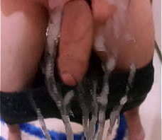 Dotado lava o espelho de porra na punheta