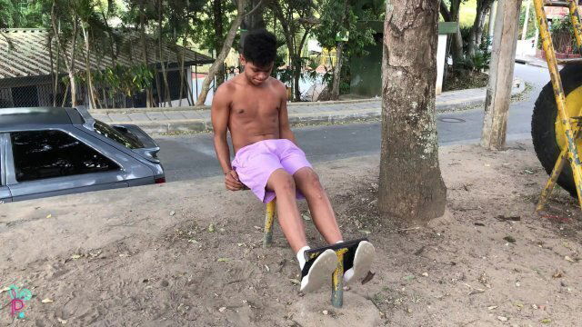 THIS COLOMBIAN SHOWS MUSCLES WHILE EXERCISING