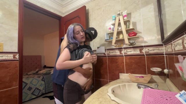 ESTO PASA CUANDO DEJAN HERMANASTRO SOLA CASA