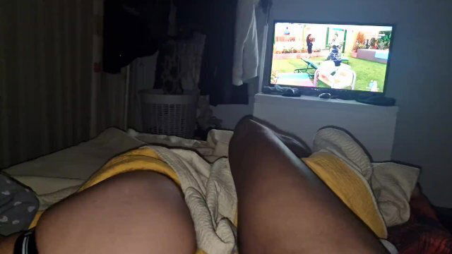 PADRASTRO VIENE DARME BUENAS NOCHES HABITACIÓN, COGIENDO APRETADO CULO