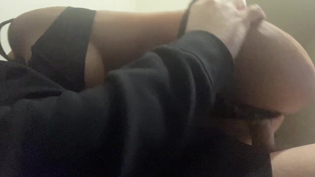 gros seins rebondisse pendant qu’elle baise grosse bite