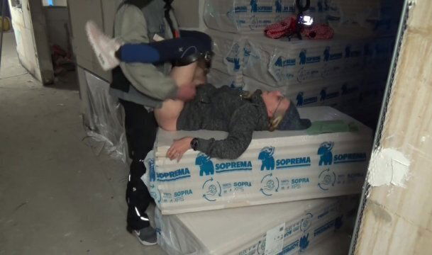 Auf der Baustelle. Blonde Chefin von Mitarbeiter hart auf dem Styropor gefickt.