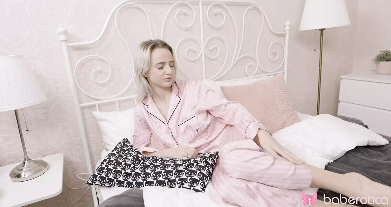 Hanna Shows Fucks Pussy with Dildo