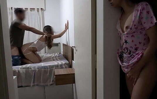 Hijastra masturba mientras follo mam&aacute_