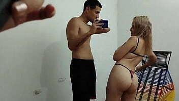 MADRASTRA cachonda se folla a su hijastro por parte de pago de tomarle FOTOS da una buena mamada a su POLLA-porno culo