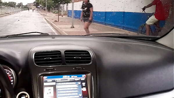 Exhibicionismo p&uacute_blico aire libre calles Valledupar, Colombia. DeisyYeraldine dando PutiVuelta Ubersex (Paseo Sexual) mostrando gran culo chupando polla coche v&iacute_a p&uacute_blica