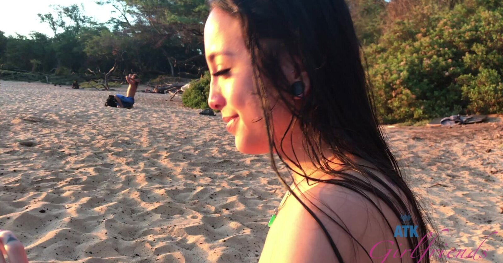 Sexy girlfriend Doan gives head fingers pussy