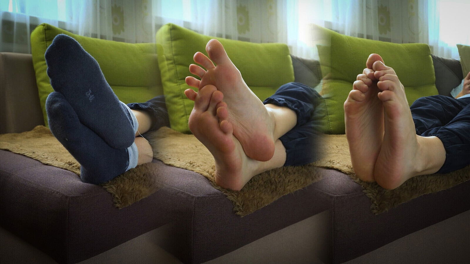 Sexy Teen Amateur Shows Bare Soles Foot Fetish