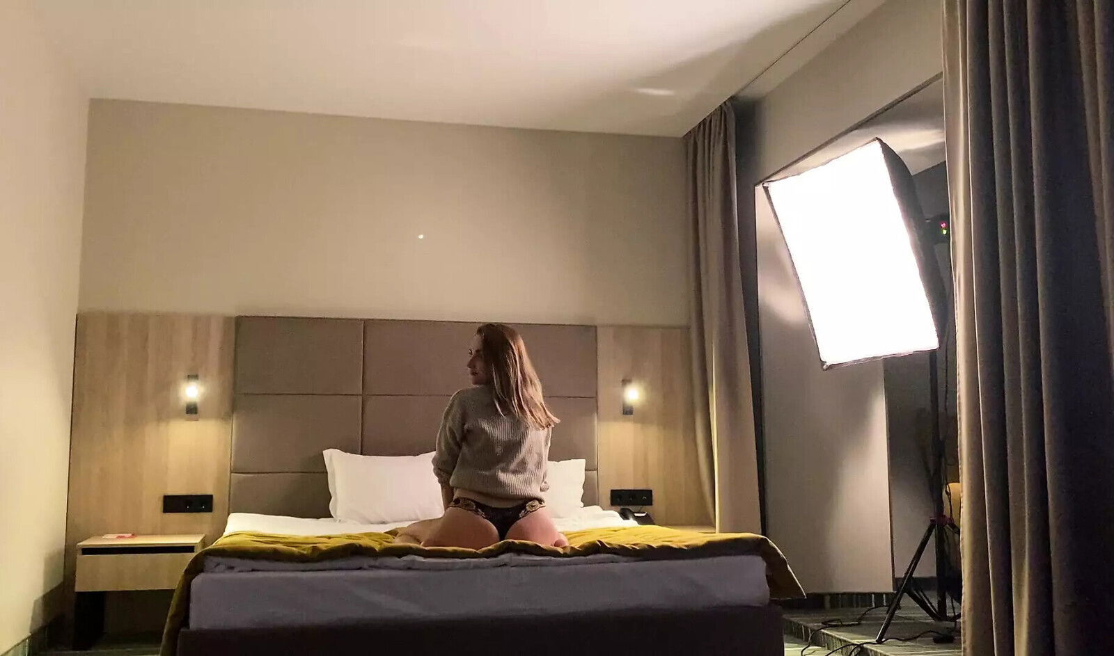 With talking, wife cheats hotel with photographer, sucks