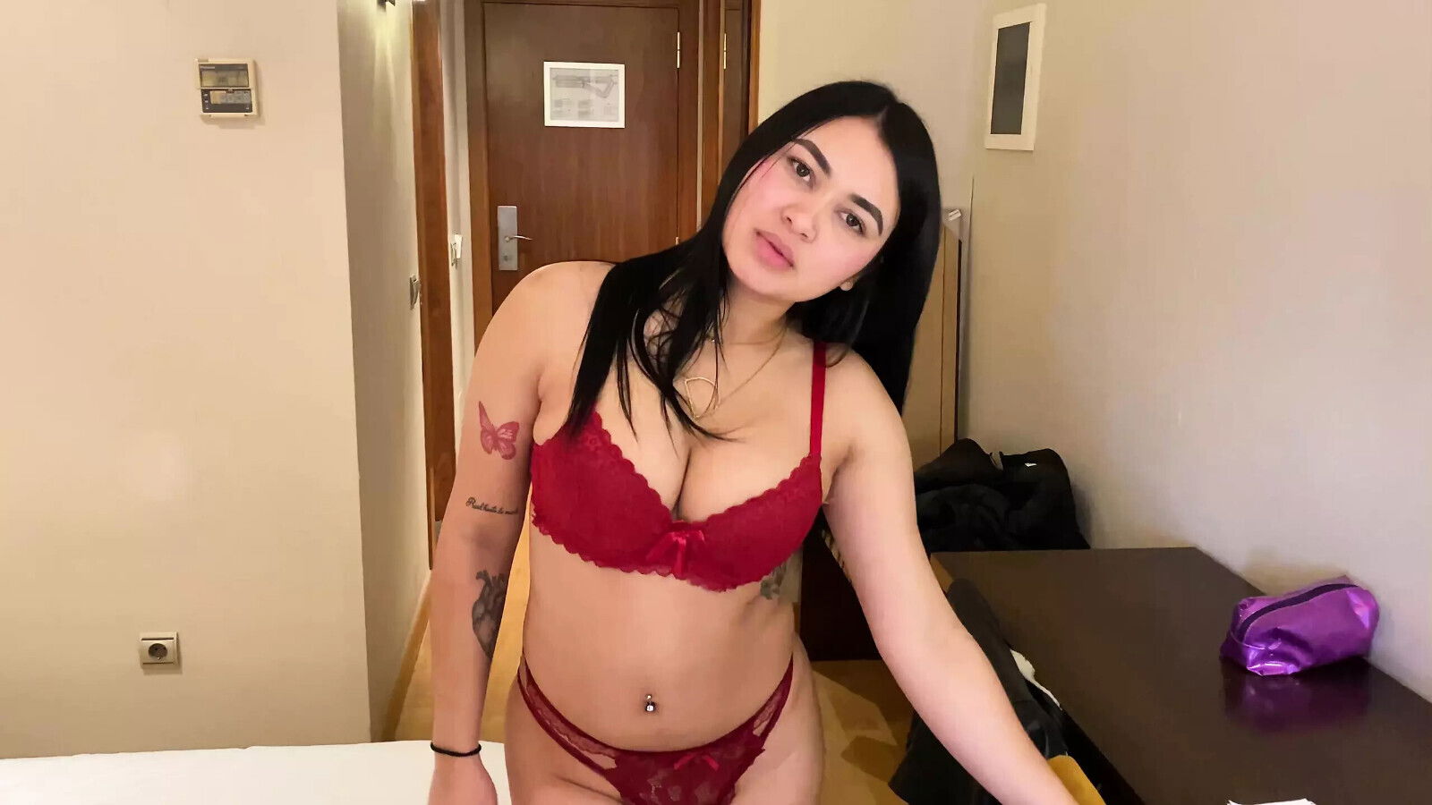 HORNY LATINA TEEN FROM CLEANING STAFF ENDS WITH MOUTH!