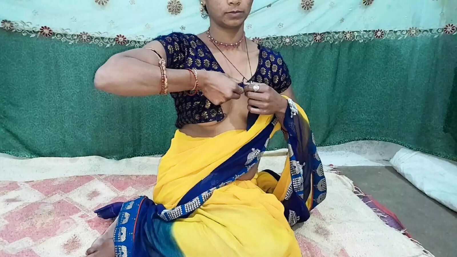 Meri biwi hard chudai video sexy Indian Village bhabhi jamkar chudai kiya saari raat tange utha chut Pani nikala