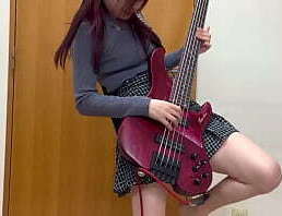 sexy bassist Fami love show sexy thick thighs fans