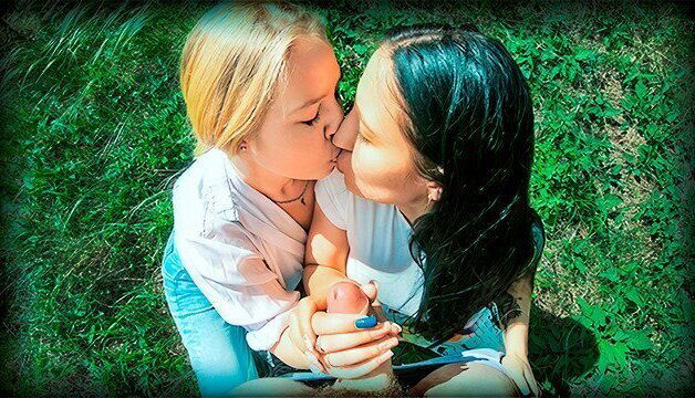 Smoking Friends Sucks Together Public Threesome Blowjob