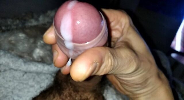 🇻🇪🇦🇷🇪🇨Quiero Mano Masturbe Esta Gran Polla Mientras Vemos Peli