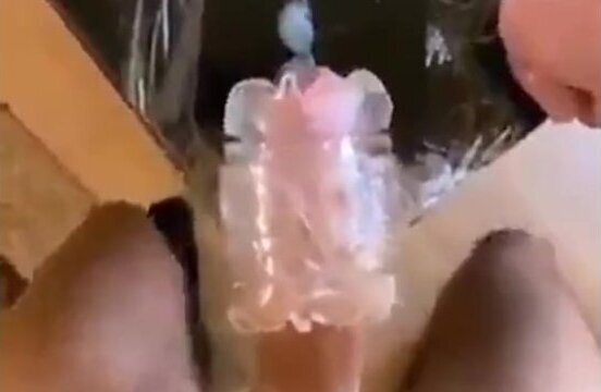 Probando juguete sexual