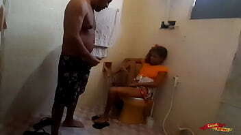 Peguei minha enteada masturbando banheiro comi cuzinho dela.