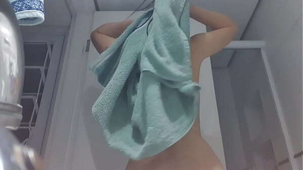 ESFREGUEI MINHA BUCETA BANHO