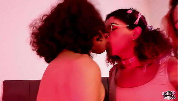 Sofie Lollipop mamando duas amigas Trans...ser&aacute_ deram leitinho minha boquinha?