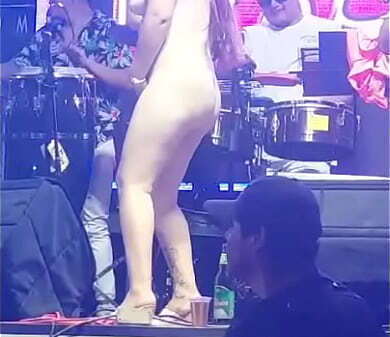 Mujer desnuda concierto TONNY ROSADO (SIN CENSURA)