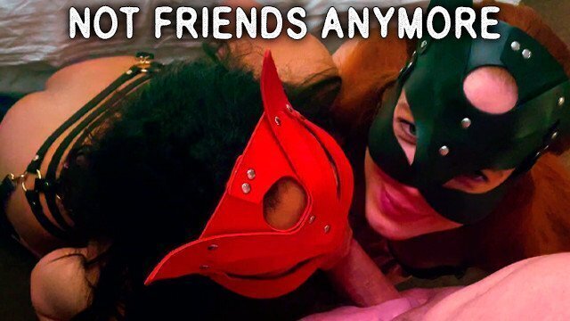 подруги сосут один член. Соревнование горловому минету.