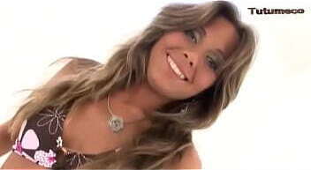 Jovencita delgada como grandes